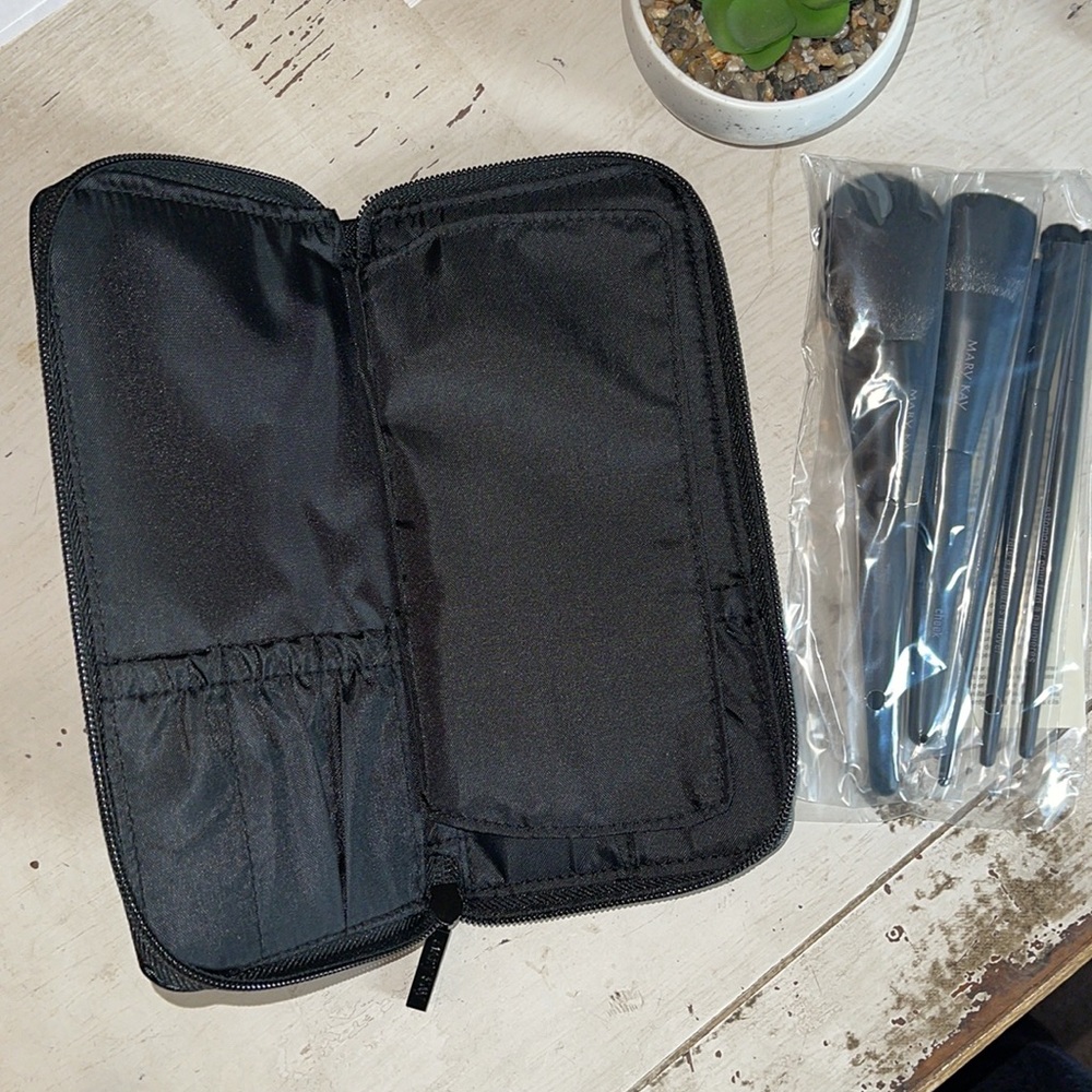 MARY KAY Essential Brush Collection NEW Unopened - Picture 2 of 6